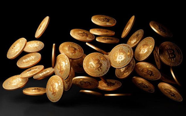 Bitcoin cai após bater máxima, mas cenário ainda é positivo, diz especialista