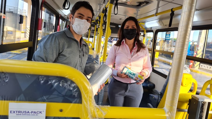 Empresa doa película plástica antiviral para frota de ônibus em Guarulhos