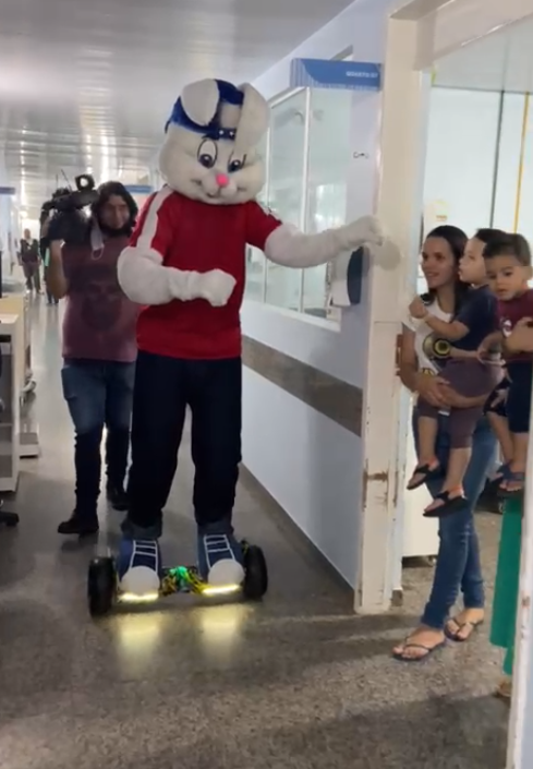 Páscoa no HIFA com coelhinho Hi Tech e super voluntários