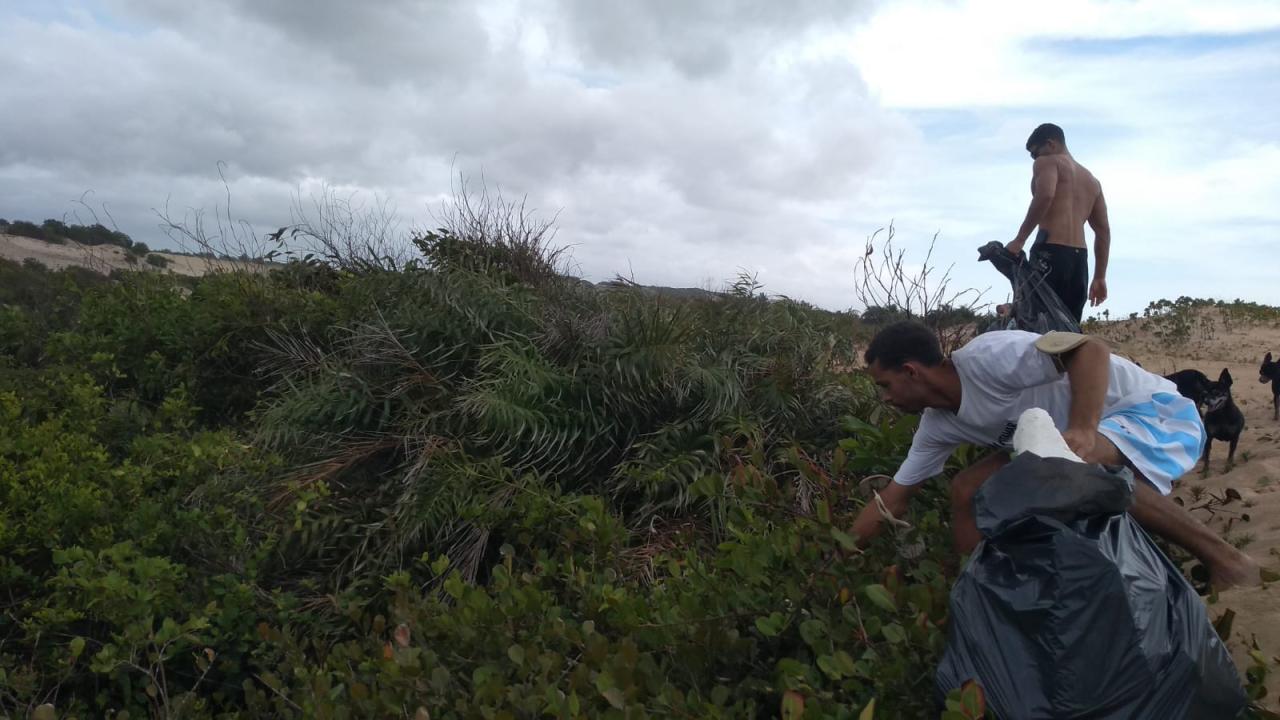 Parque Estadual de Itaúnas realiza mutirão de limpeza na praia