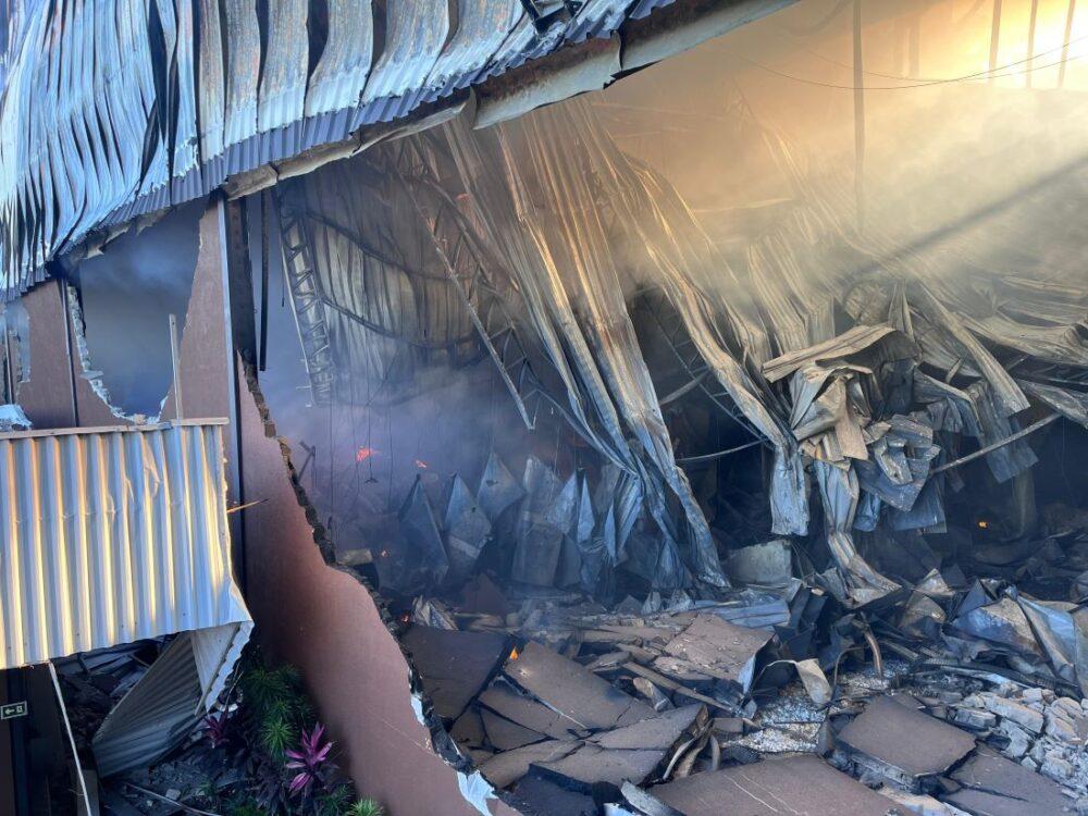 Combate a incêndio na Cacau Show continua e já ultrapassa 24 horas ininterruptas