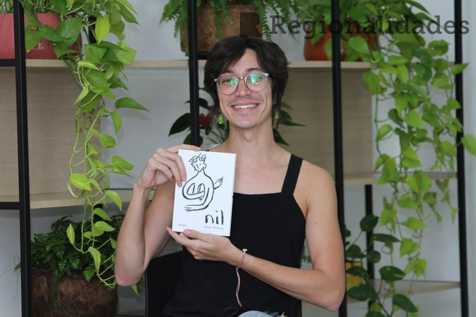 Artista não-binário capixaba lança seu primeiro livro: ‘uma carta que prometi escrever para a criança que eu fui’