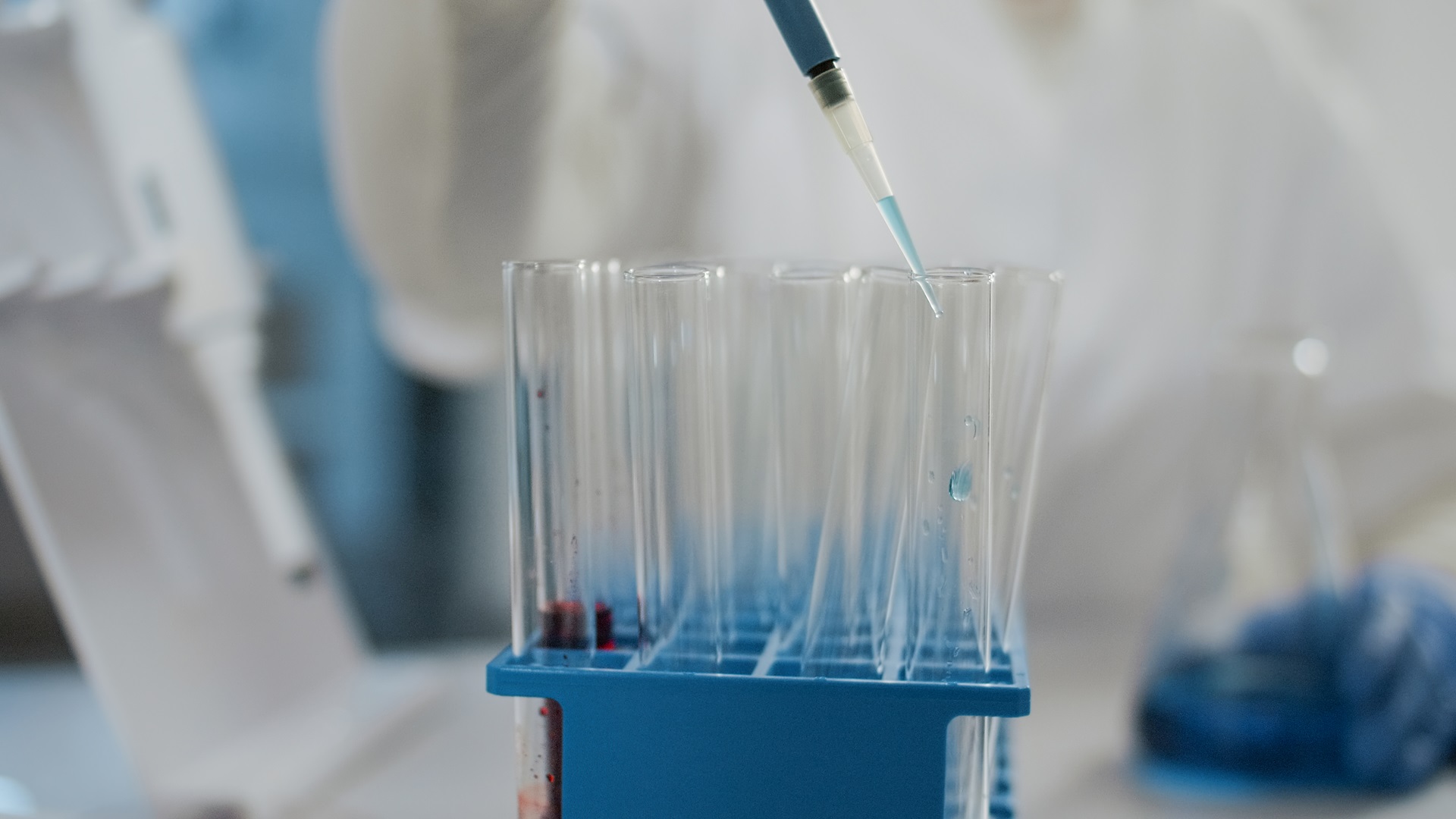 Uso de escovas técnicas em laboratórios integra protocolos de higienização 