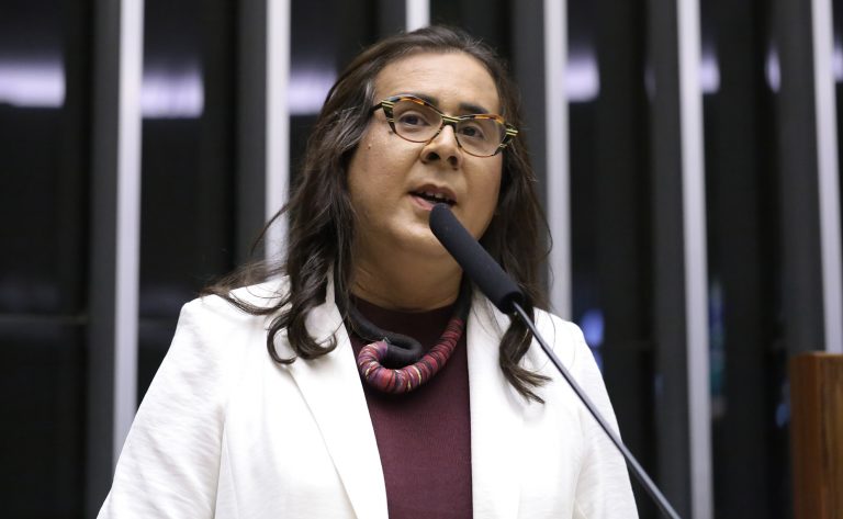 Projeto tipifica crime de feminicídio político, com pena mínima de 25 anos