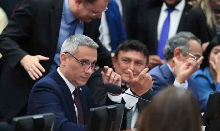 Câmara aprova suspensão de ação no STF contra Gustavo Gayer