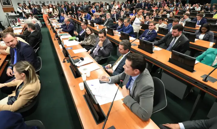 CCJ da Câmara retoma análise do fim da escala 6x1 nesta quarta