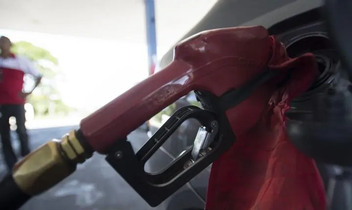 Com nova alta mundial do petróleo, governo mantém desconto na gasolina