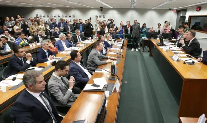 Conselho de Ética arquiva representação contra Eduardo Bolsonaro