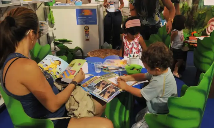 Estudo revela que 53% das famílias raramente leem para criança