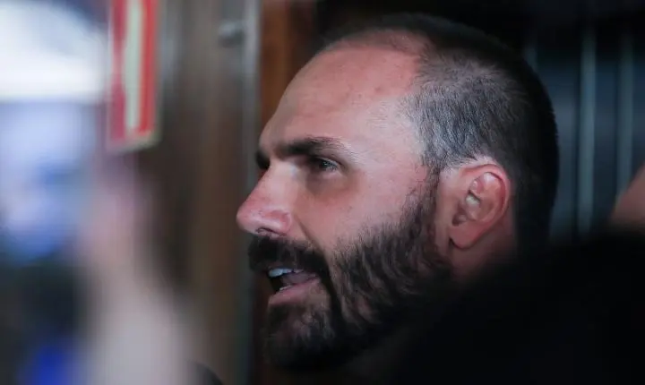 Moraes vota para condenar Eduardo Bolsonaro por difamação