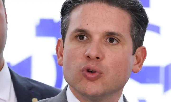 Motta diz que fim da escala 6x1 será debatida por meio de PEC 